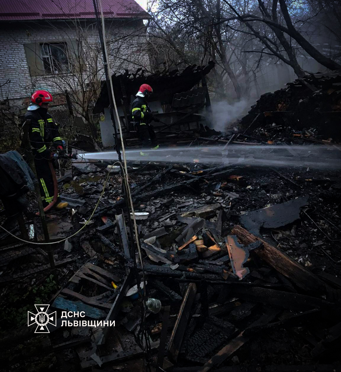 Горів дачний будинок на Львівщині: постраждалий з опіками - у лікарні