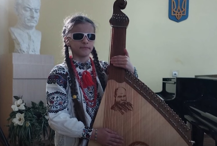 На Львівщині 9-річна незряча співачка зібрала понад 650 тис. грн для ЗСУ