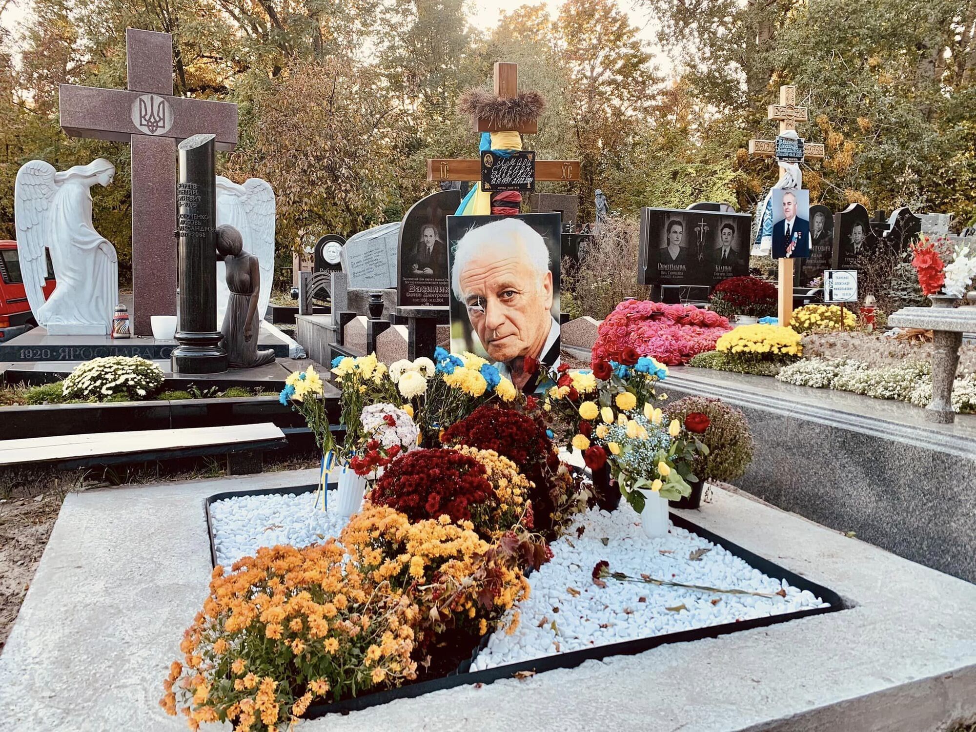 Вандали понищили могилу Героя України Степана Хмари (фото)