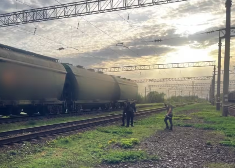 У Хмельницькому підлітка на даху вагона вразило струмом (відео)