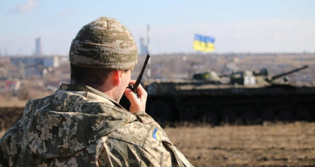 Трьох українських військових поранили на Донбасі, один – у важкому стані