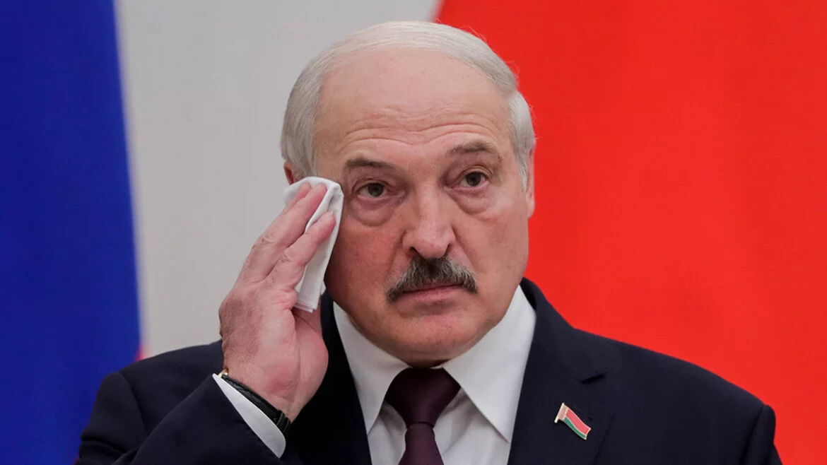 Білоруський диктатор помилував 31 українця: звільнені повертаються додому