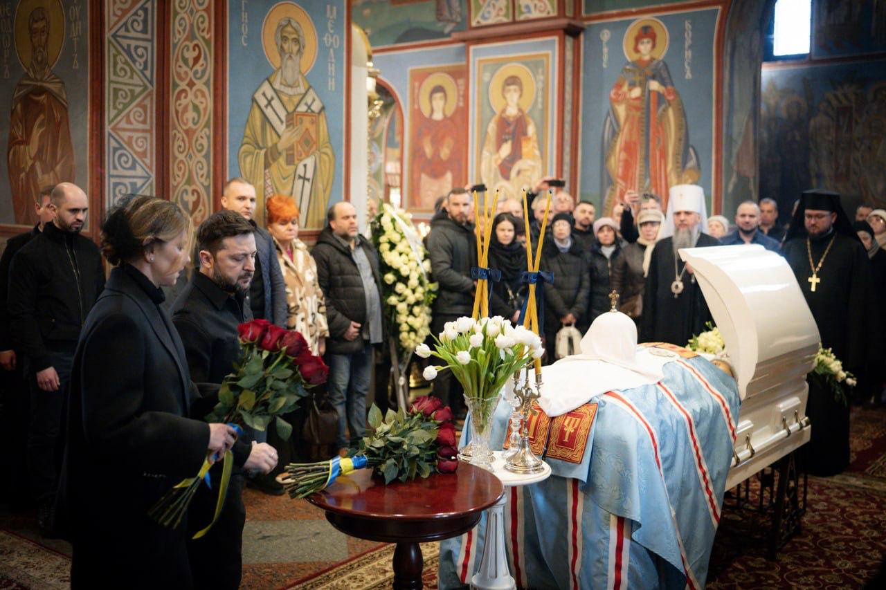 Зеленський та перша леді попрощалися із Патріархом Філаретом (відео)