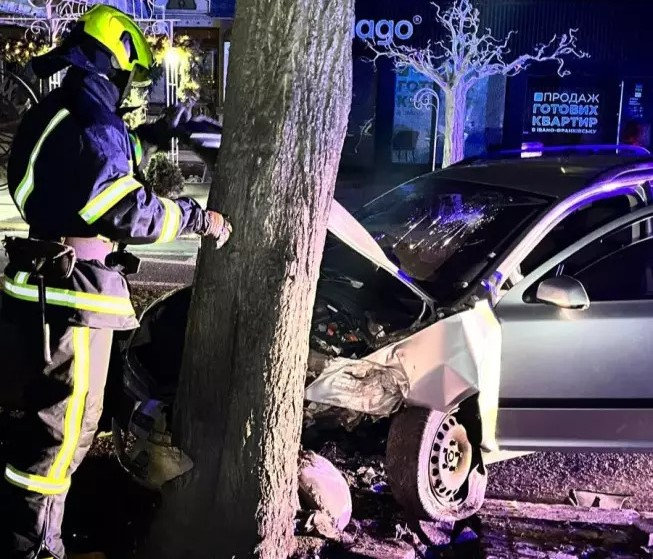 В Івано-Франківську водій розтрощив авто об дерево: фото інциденту