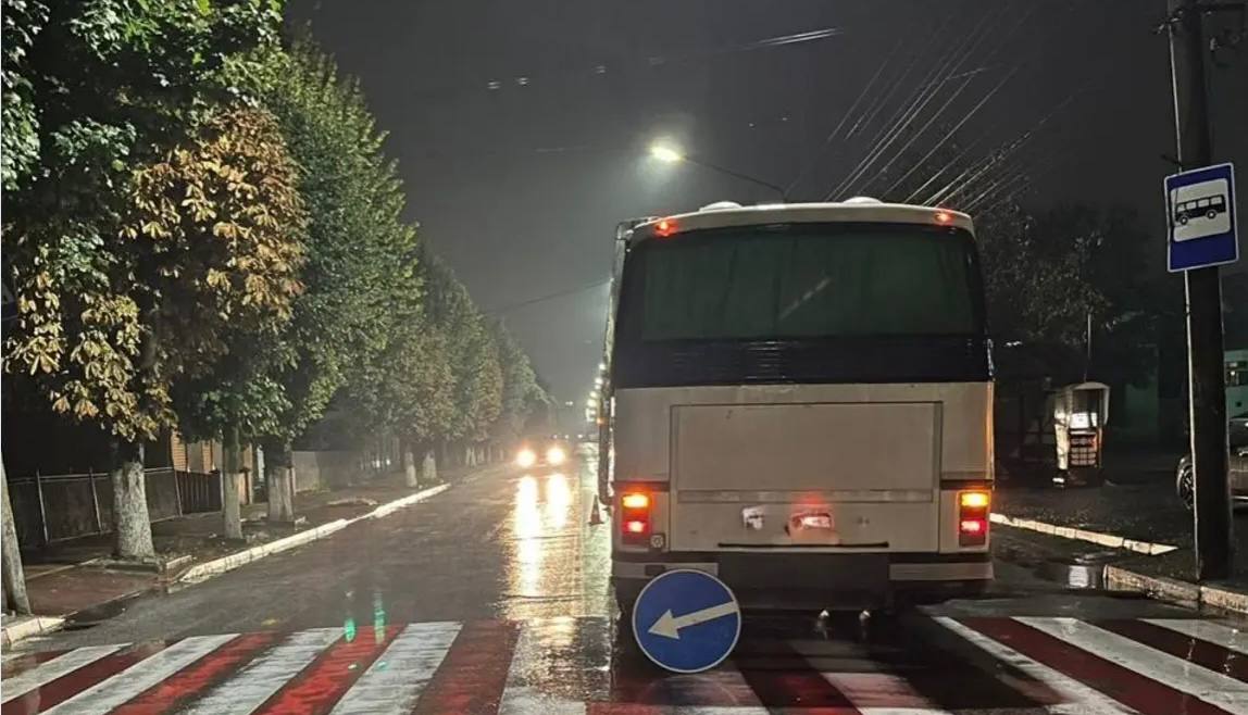 На Львівщині автобус збив 12-річну дівчину: відомі деталі ДТП