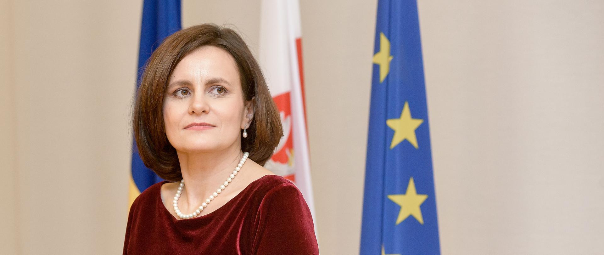 Генконсулка Польщі у Львові врятувала кошеня на дорозі. Відео, що підкорило мережу
