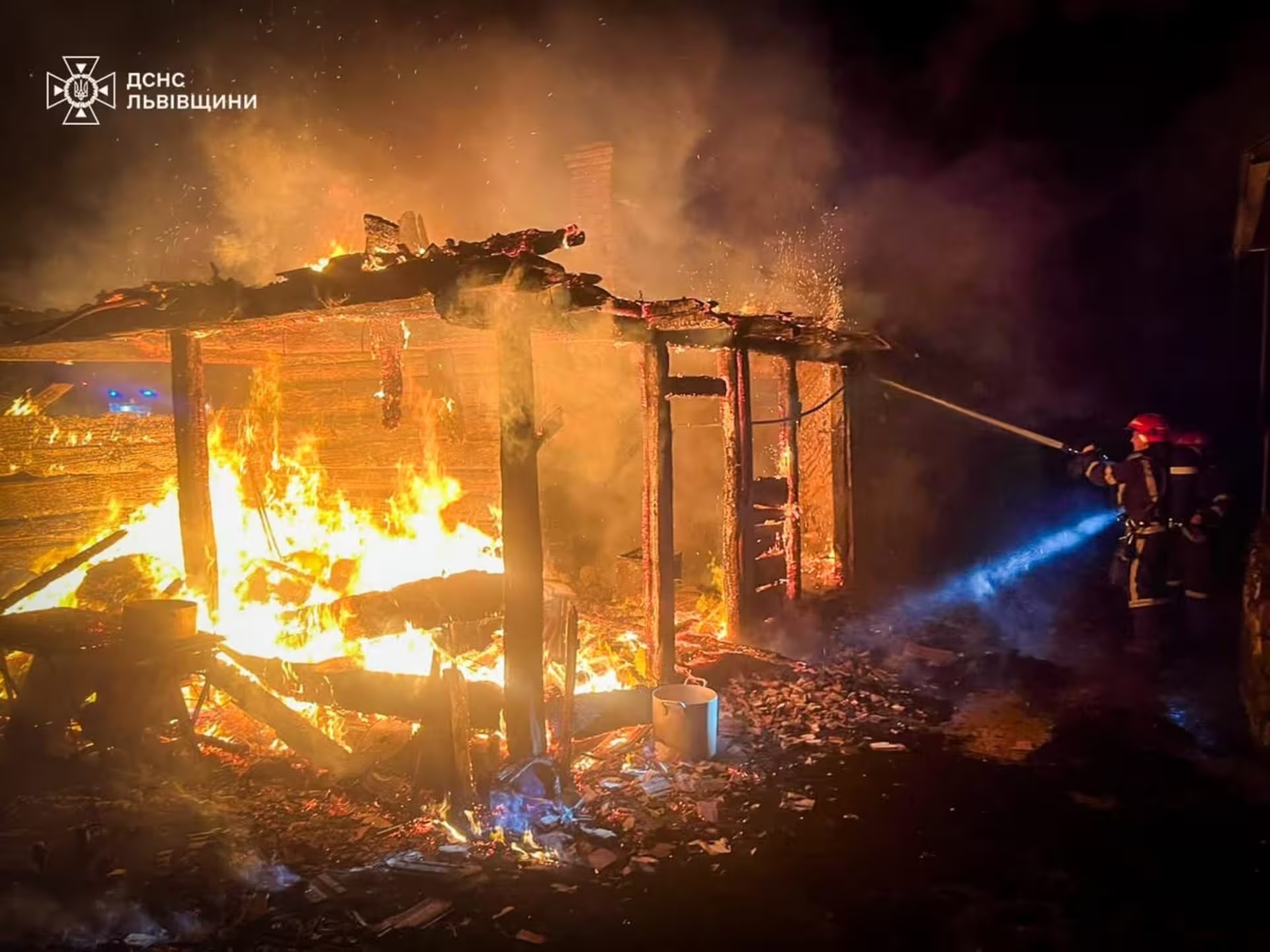 На Львівщині горів будинок: фото пожежі