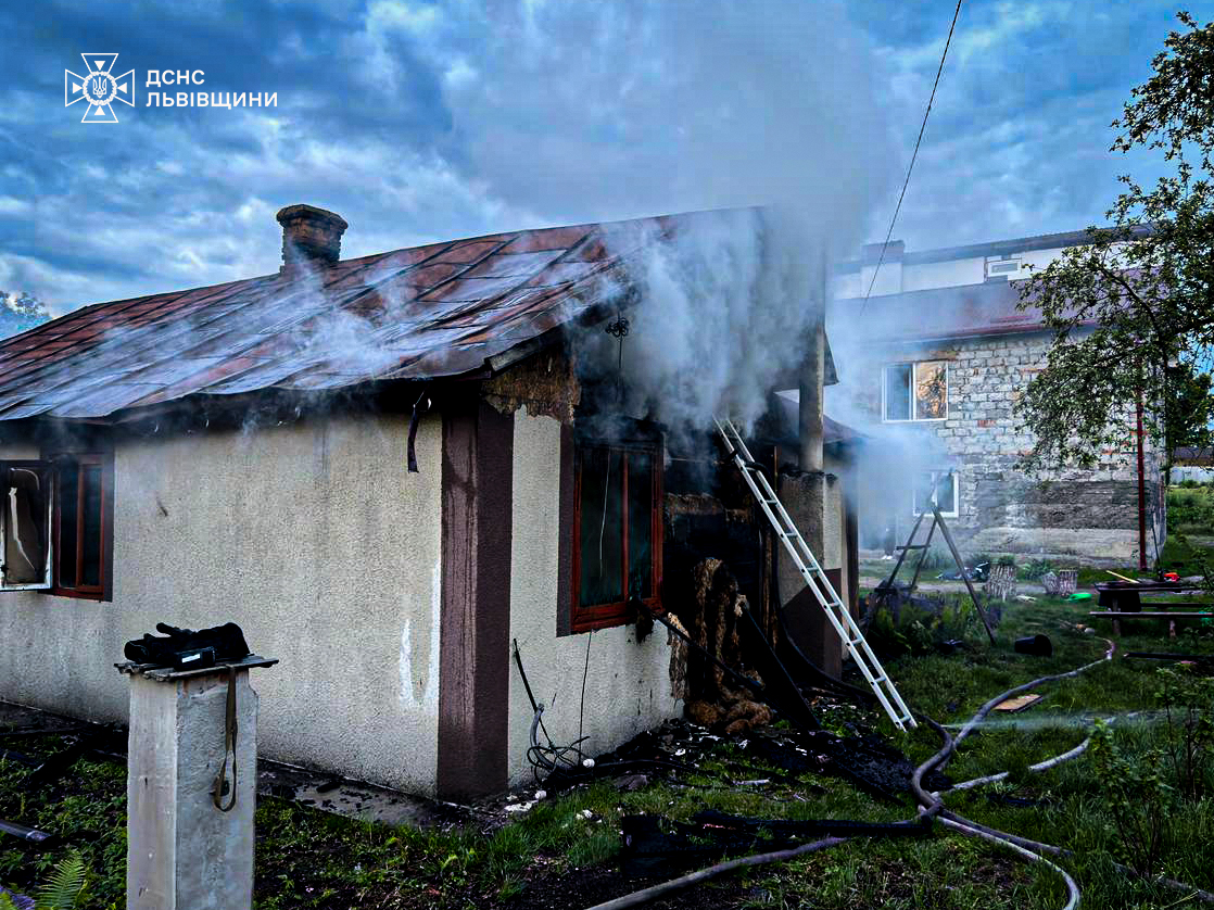 Палало на світанку: під Львовом люди намагалися самі загасити житловий будинок