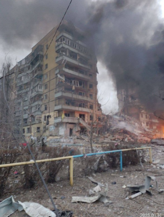 У Дніпрі ракета влучила у багатоповерхівку. Під завалами люди. Дані про потерпілих. Оновлено