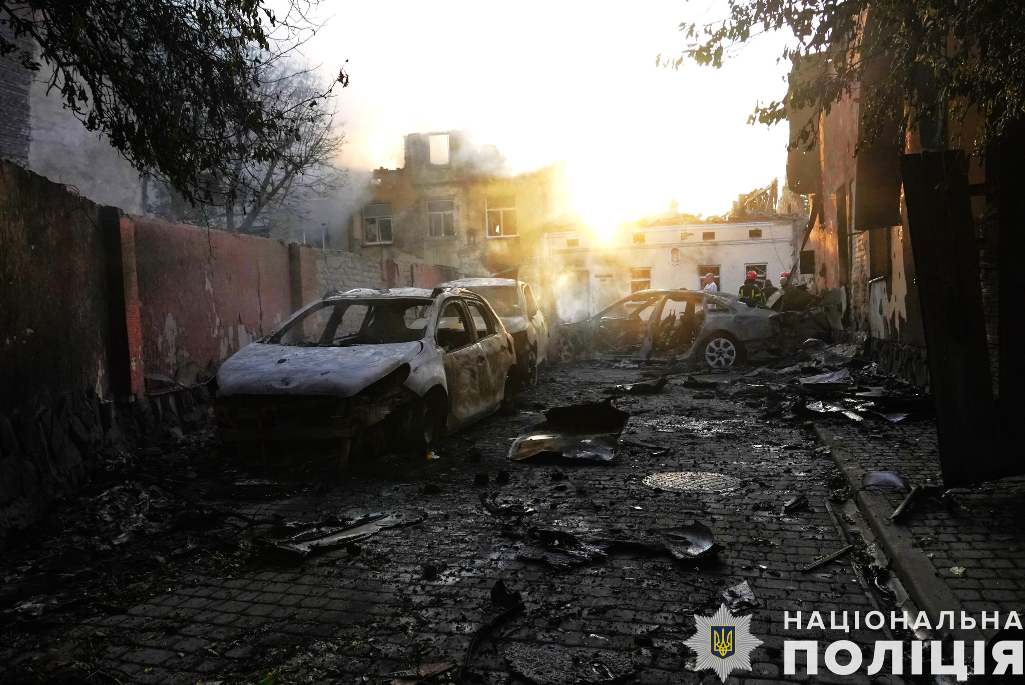 Удар по Львову: у мережі зʼявилося моторошне відео з гучними вибухами