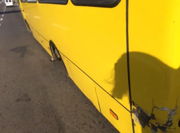 З'явилося відео, як в маршрутки у Львові відлетіло колесо
