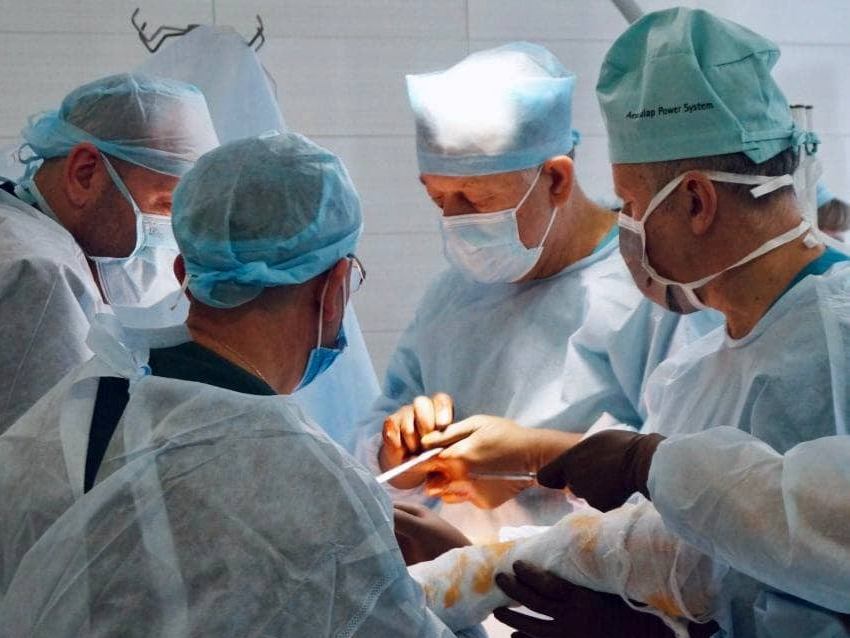 Кілька років ходив навприсядки. Львівські хірурги поставили на ноги 57-річного чоловіка