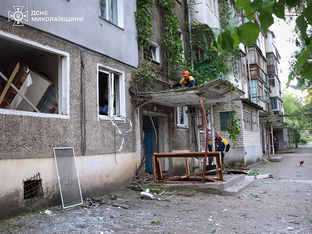 У Миколаєві в п’ятиповерхівці вибухнув газ: постраждала жінка, мешканців евакуювали (фото)