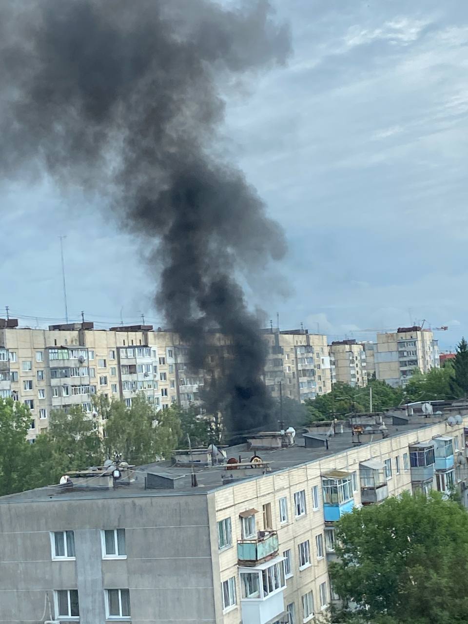 У Львові горить автомобіль: є перше відео