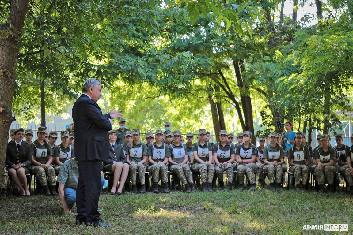 Міноборони після скандалу із підборами на параді запропонувало курсанткам нове взуття