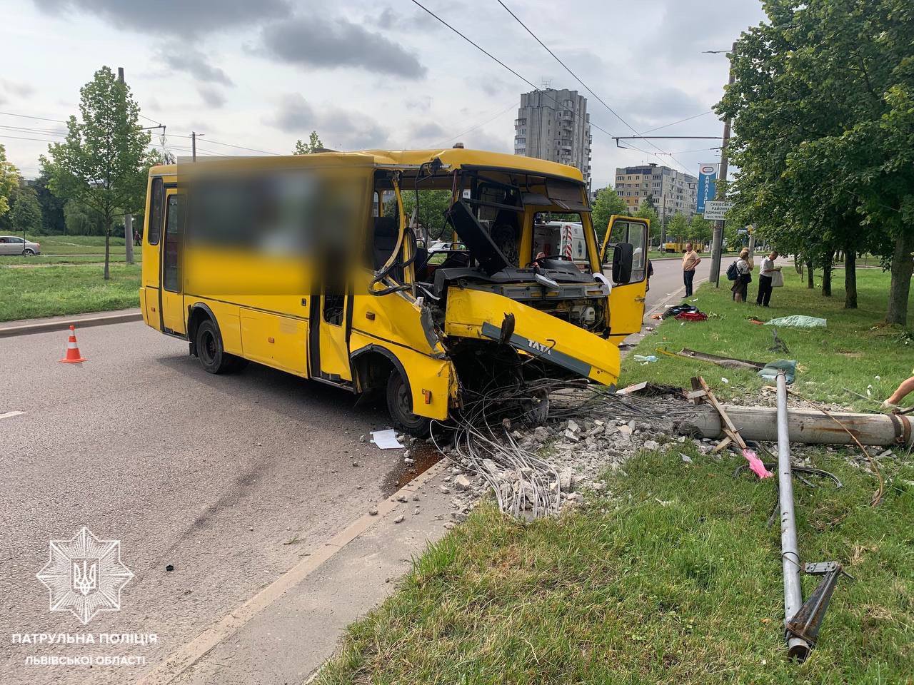 У Львові маршрутка в’їхала в опору, багато постраждалих: деталі масштабної ДТП