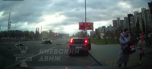 У Києві автобус на швидкості протаранив автівки і вилетів на тротуар: є жертви