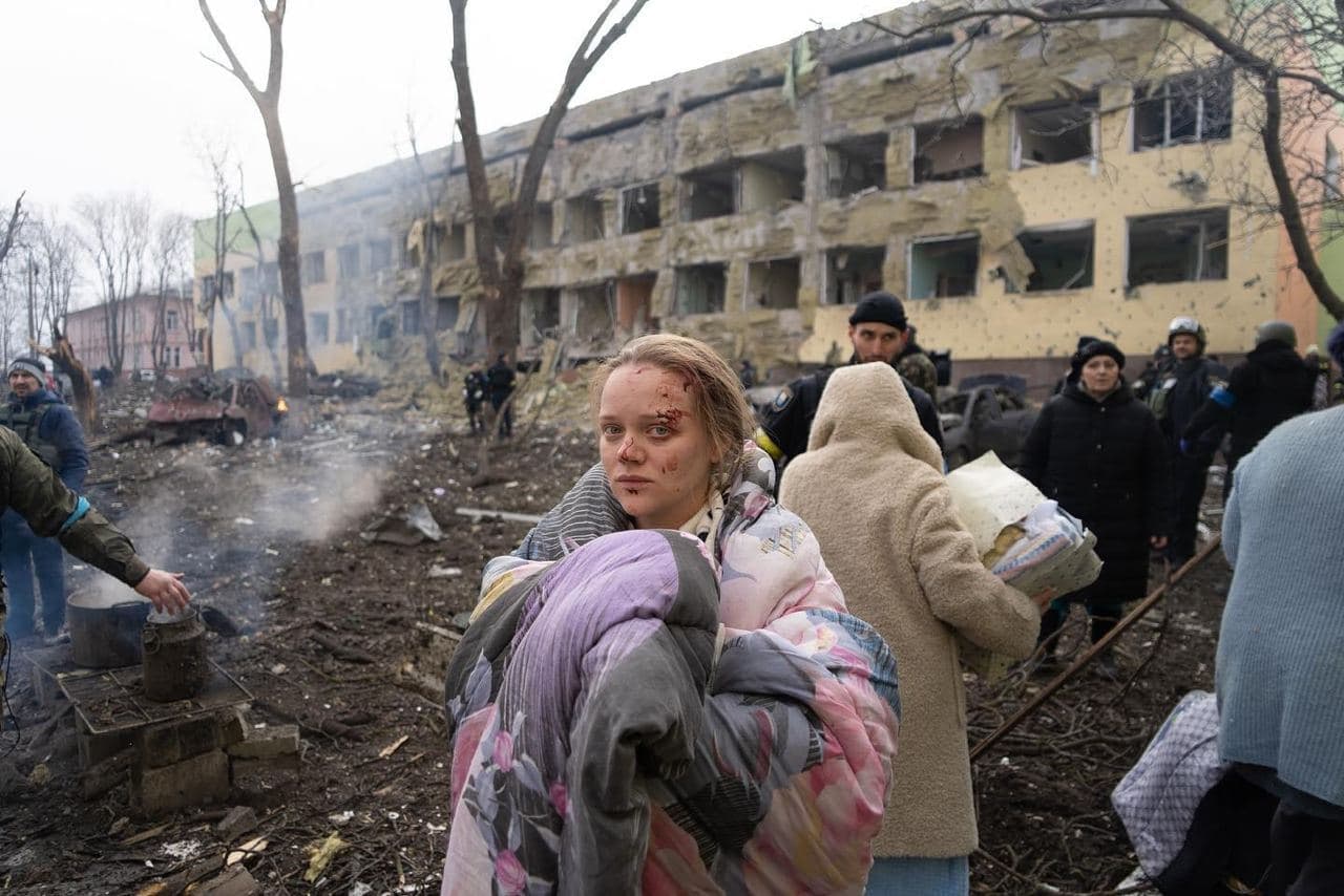 Дівчина із розбомбленого пологового у Маріуполі народила дитину