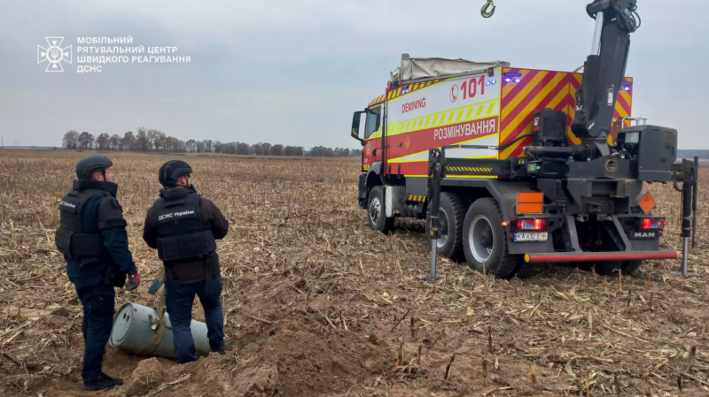 Неподалік Києва в полі знайшли російську ракету (фото)