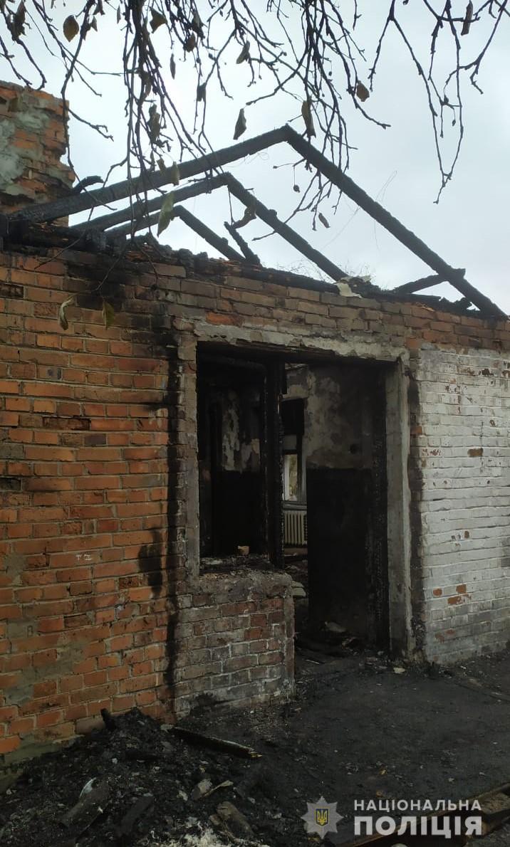 Поліцейський врятував із палаючого будинку літню жінку та її сина з інвалідністю