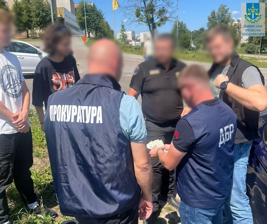 У Львові на хабарі упіймали інспектора держслужби з безпеки на транспорті