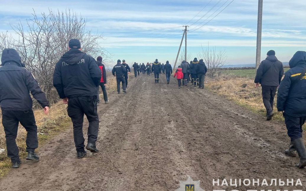 Провів ніч просто неба, але собака допоміг зігрітися: на Вінниччині знайшли 3-річного хлопчика (фото)
