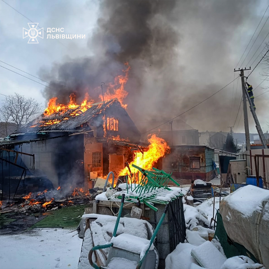 На Львівщині горіла господарська будівля, де перебували свійські тварини (фото)