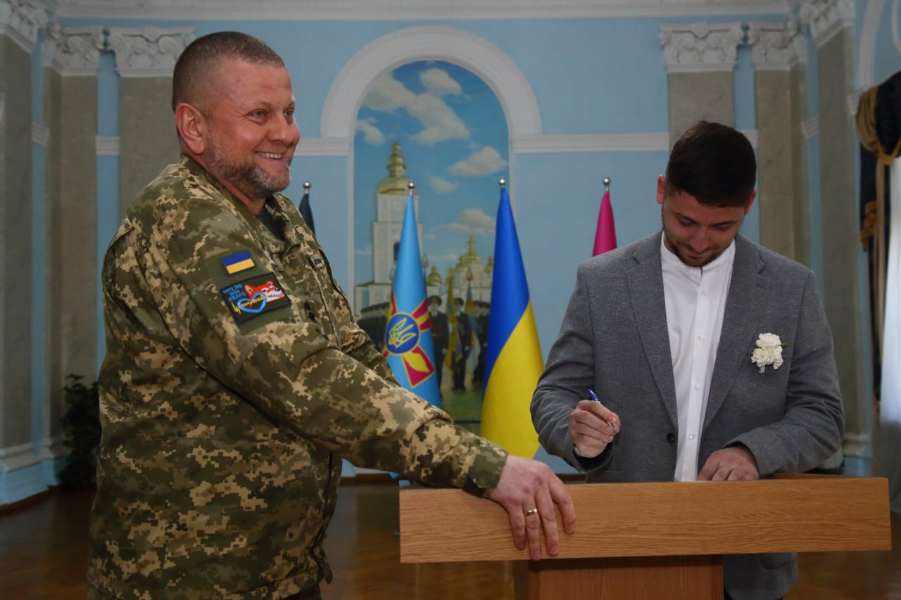 "Гірко!" від Залужного. Головнокомандувач прийшов на весілля військового. Фото дня