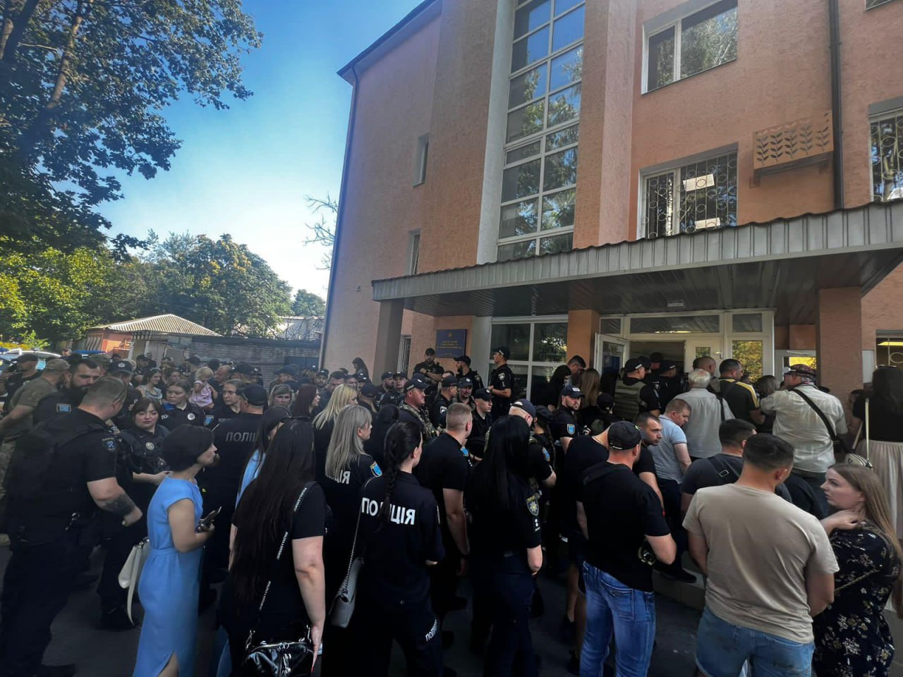 Смертельні постріли в Дніпрі: патрульного відправили під домашній арешт, жінці з авта готують підозру