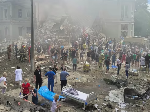 У Києві під завалами знайшли тіло дитини (фото)
