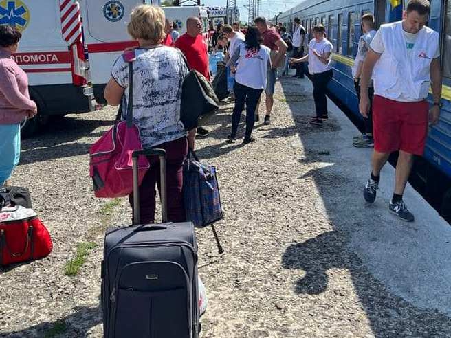 На Львівщину евакуаційним потягом з Покровська прибули ще 13 пацієнтів
