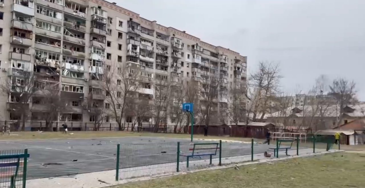 Російська армія завдала ракетного удару по Сумах: пошкоджені житлові будинки та школа (відео)