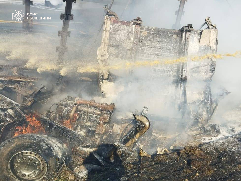 На Львівщині після аварії загорілася вантажівка: фото з місця ДТП