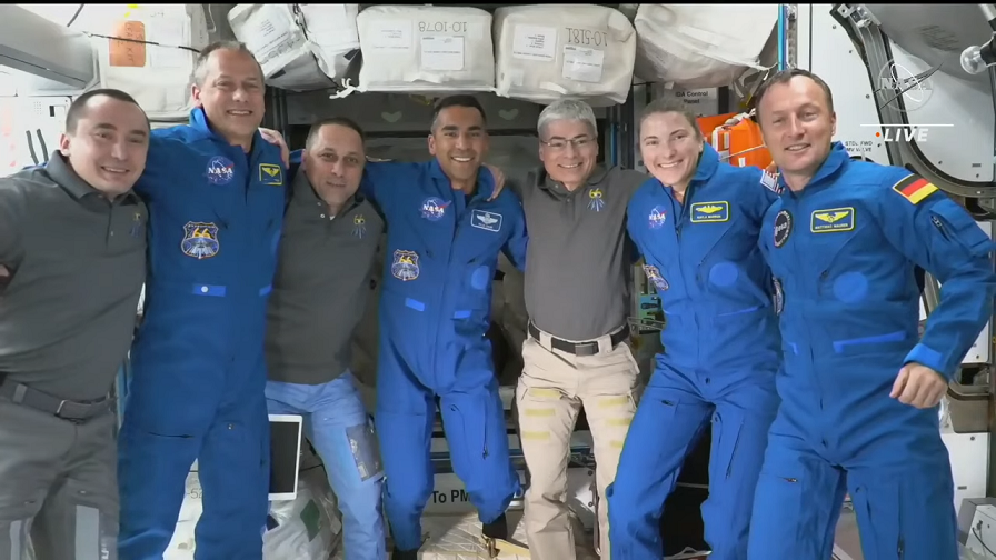 SpaceX: Космічний корабель Crew Dragon-3 вдало зістикувався з МКС