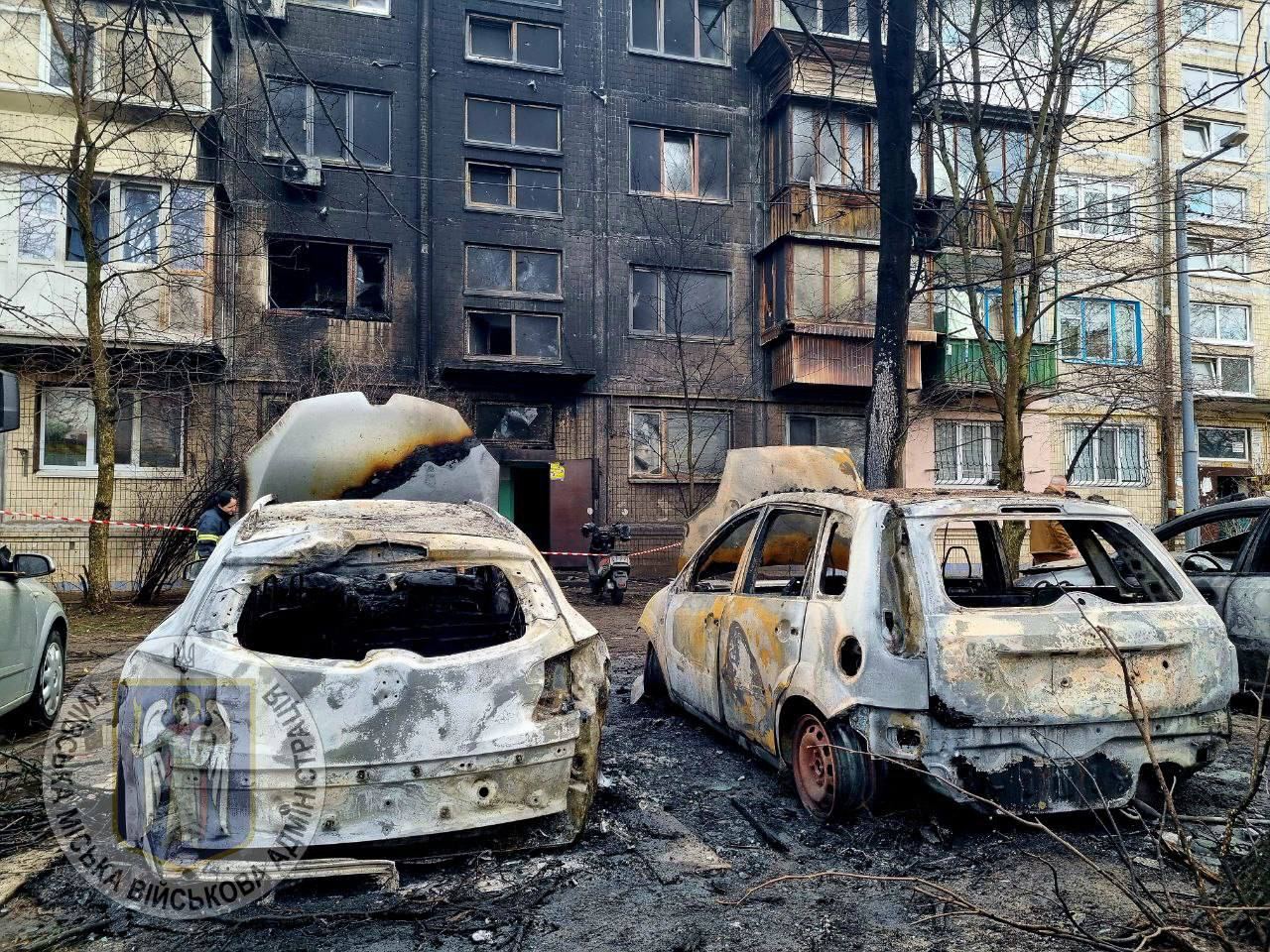 Величезні вирви, обгорілі фасади та авто: показали наслідки атаки по Києву. Фото дня