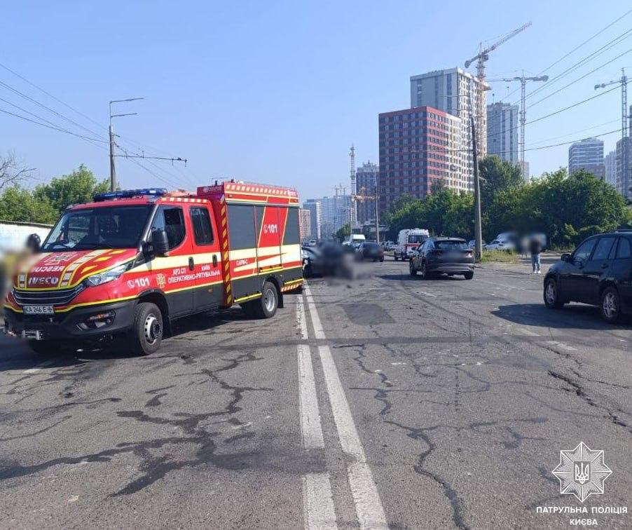 Масштабна ДТП на Виноградарі: рух на одній із вулиць Києва ускладнений