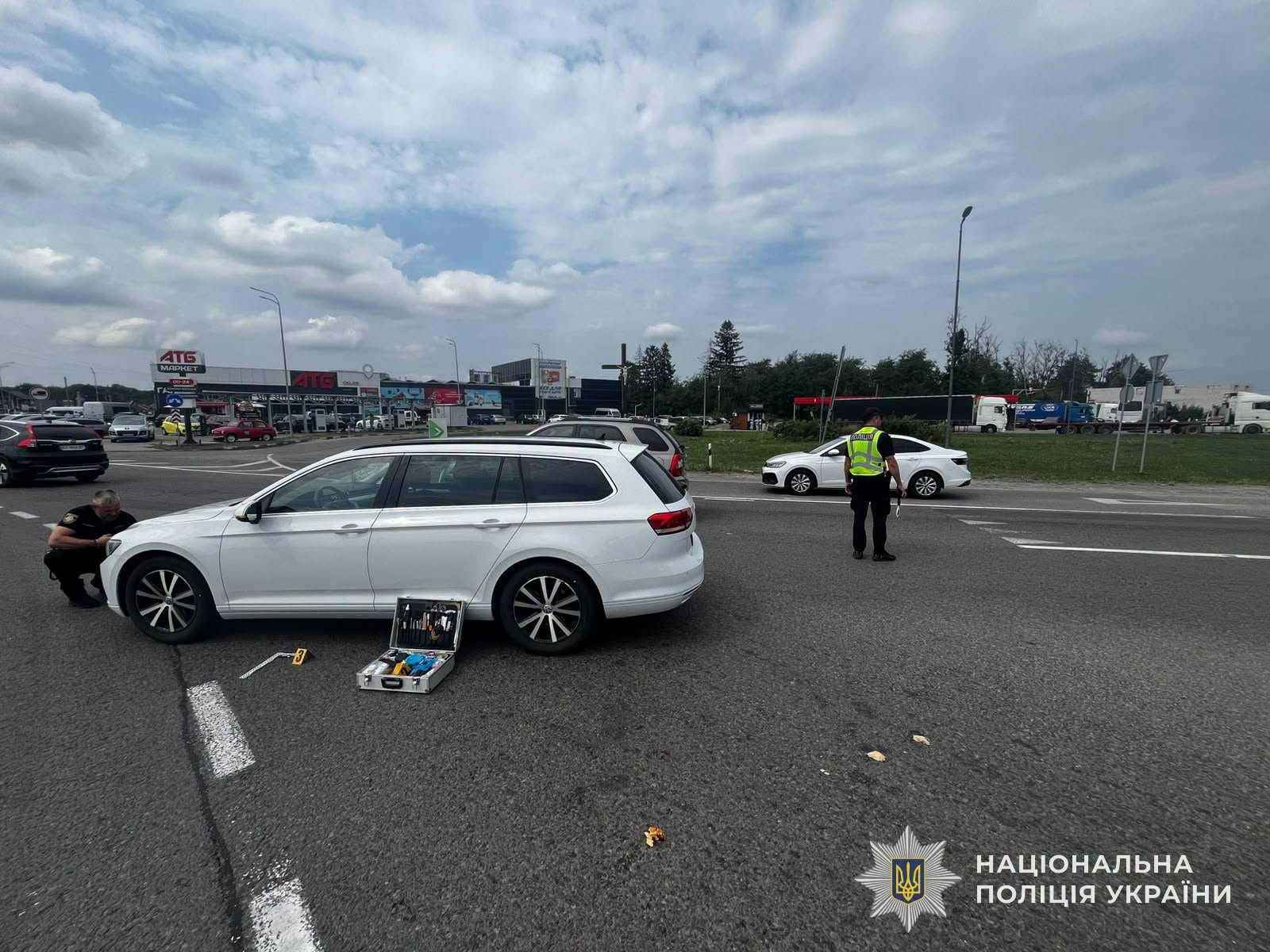 Автопригода на Львівщині: молода водійка протаранила двох пішоходів (фото)