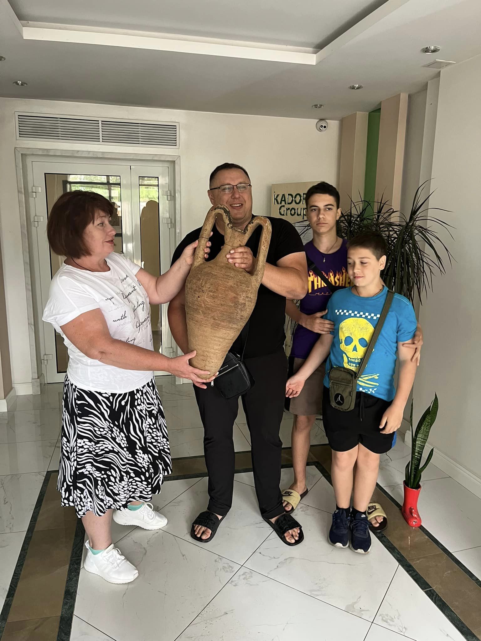 На одеському пляжі переселенці з Херсона знайшли давню візантійську амфору