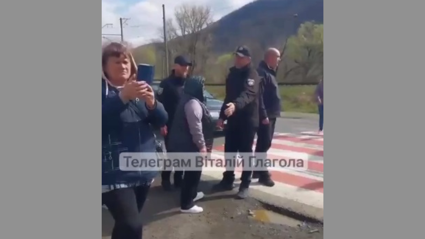 На Закарпатті жінки перекривали дорогу, протестуючи проти мобілізації