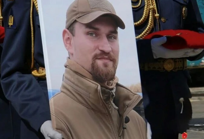 Сьогодні у Києві попрощалися із загиблим пілотом, Героєм України Максимом Устименком (фото)