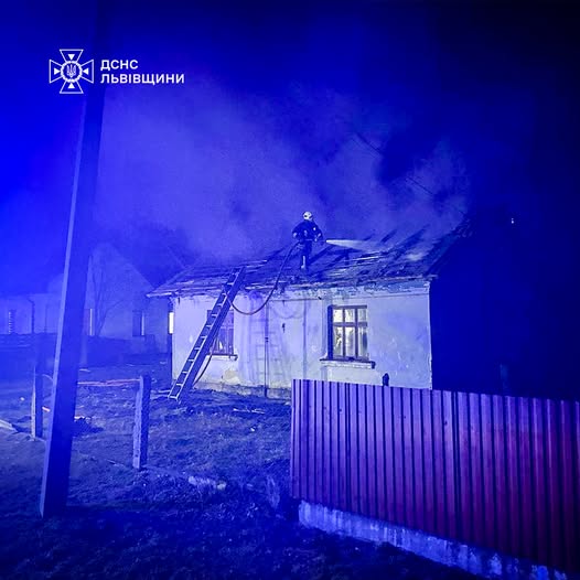 На Львівщині горів житловий будинок: рятувальники повідомили деталі (фото)