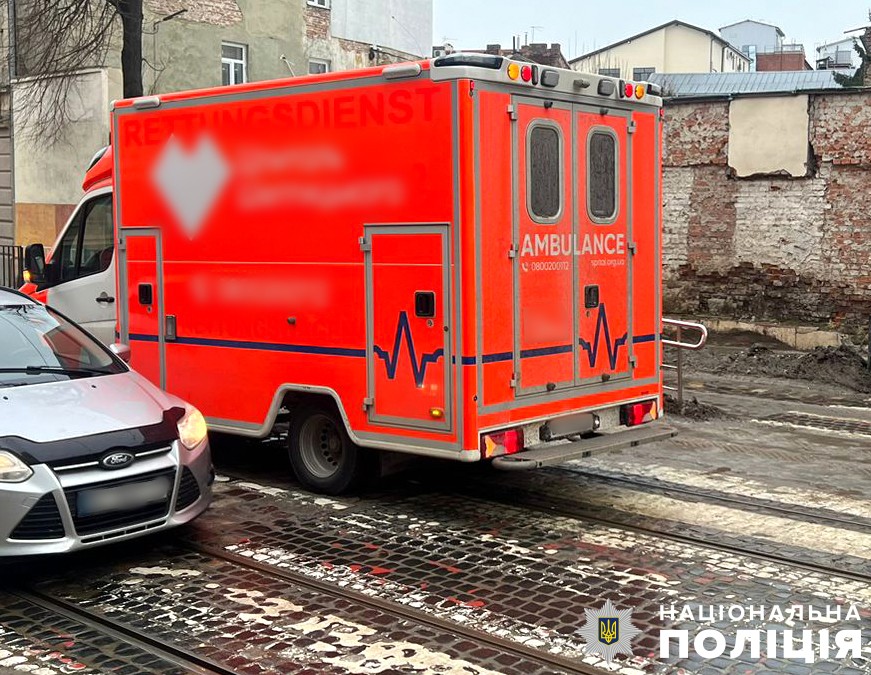 У Львові "швидка" збила жінку-пішохода