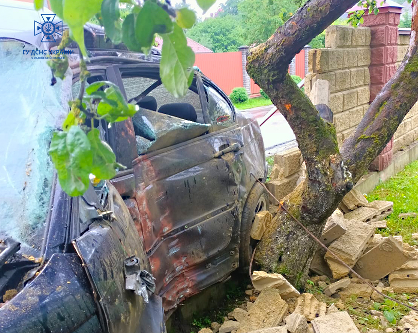 Біля Львова водій «BMW» влетів у бетонну огорожу