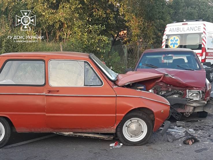 Зіткнення «вісімки» і «Запорожця» на Львівщині: одного із водіїв деблокували із авта рятувальники