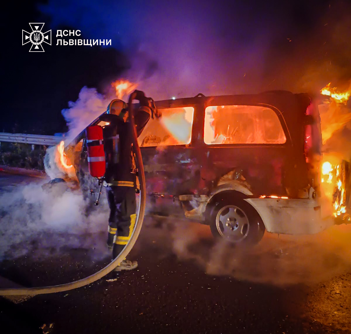 На Львівщині під час руху загорівся автомобіль «Mercedes Vito» (фото)