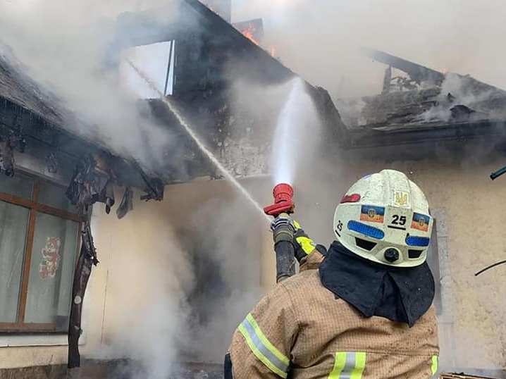 У Києві російський снаряд влучив у приватний будинок, сталася пожежа