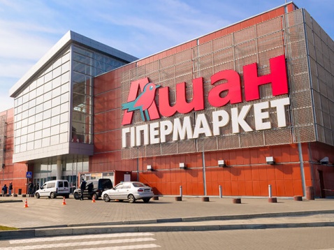 «Ашан» та інші торговельні мережі продовжують бізнес в Росії. Кулеба закликав бойкотувати
