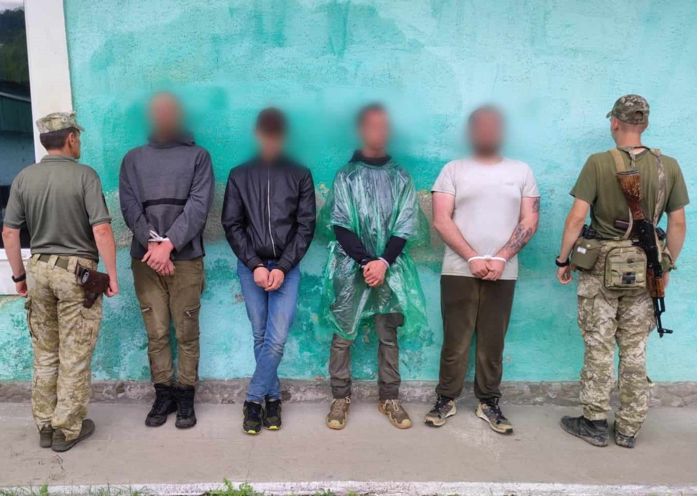 Прикордонники затримали у горах "туристів", які намагались втекти за кордон
