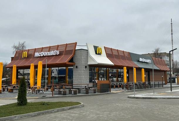 З'явилося відео, як люди билися в черзі під час відкриття McDonald's