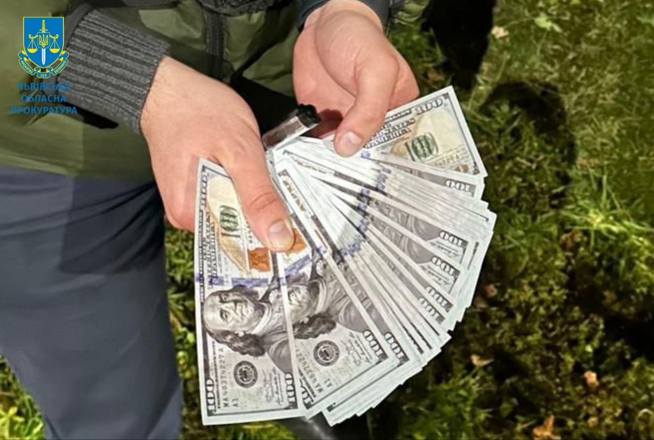 На Львівщині колишня лікарка вимагала гроші у військового